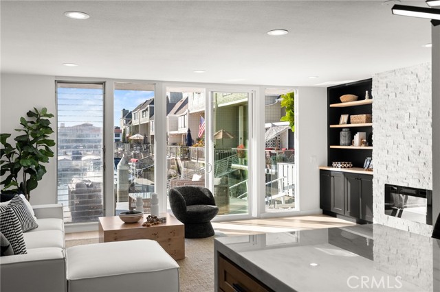 Detail Gallery Image 8 of 45 For 16435 Harbour Ln #13,  Huntington Beach,  CA 92649 - 2 Beds | 2/1 Baths