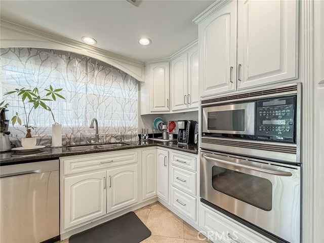 24017 Sylvan Street, Woodland Hills CA: https://media.crmls.org/medias/edb6d86c-d432-43e9-bda5-1e09d71552e8.jpg