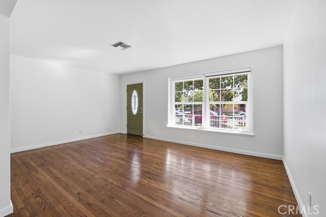 Detail Gallery Image 3 of 54 For 16937 Hartland, Lake Balboa,  CA 91406 - 2 Beds | 2 Baths