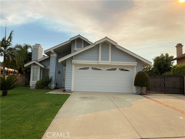 611 Silver Bridle Road Walnut, California This one-story single family residence is within walking distance to Stanly Oswalt Academy. Three bedrooms
with 2 master suites, living room, family room, laundry room. Large kitchen with granite counter tops. Lovely backyard with covered
patio and extra large RV parking on the side.