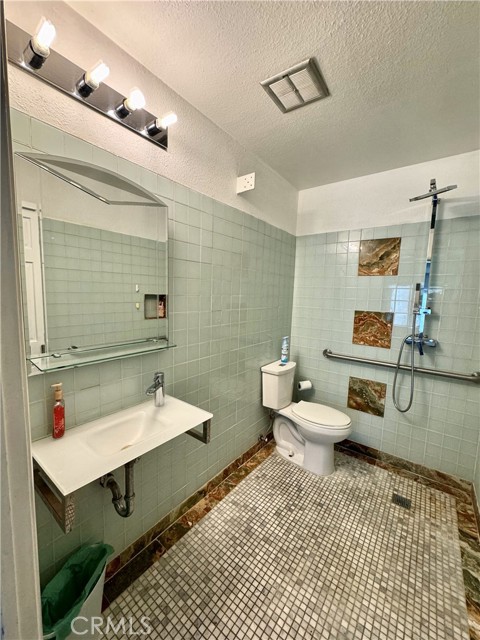 Detail Gallery Image 10 of 22 For 10065 Larwin Ave #7,  Chatsworth,  CA 91311 - 3 Beds | 2 Baths