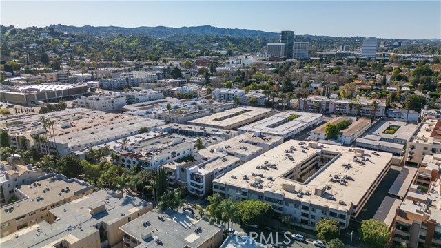 Detail Gallery Image 37 of 40 For 4637 Willis #110,  Sherman Oaks,  CA 91403 - 2 Beds | 2 Baths