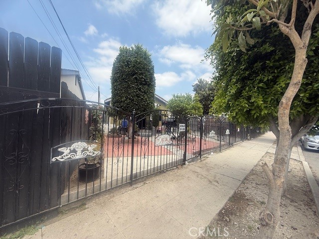 815 E 111th Place, Los Angeles CA: https://media.crmls.org/medias/edbdbae1-212d-44f1-918c-85d0f4960a1b.jpg