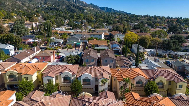 Detail Gallery Image 8 of 69 For 6920 Valmont #5,  Tujunga,  CA 91042 - 4 Beds | 3 Baths
