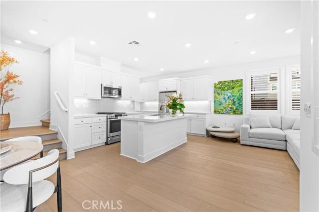 Detail Gallery Image 8 of 39 For 410 Lobata, Irvine,  CA 92618 - 4 Beds | 3/1 Baths