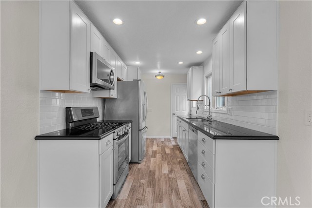 211 La Verne Avenue, Long Beach CA: https://media.crmls.org/medias/edc38c6a-acd4-493f-81ef-843a26fe3957.jpg