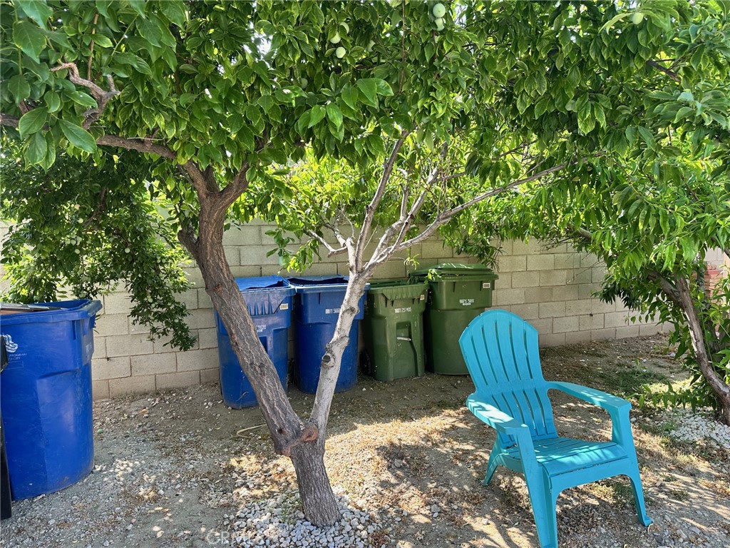 https://media.crmls.org/medias/edc703e7-f513-42db-8556-3790f8c777b9.jpg?preset=X-Large