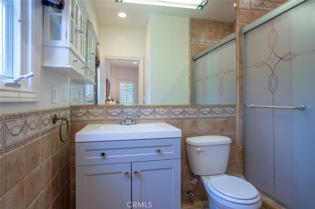 https://media.crmls.org/medias/edc763fc-2dc3-4e94-b80d-f70fe710d69d.jpg?preset=X-Large