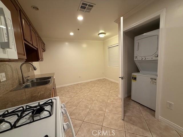 Detail Gallery Image 7 of 13 For 13525 Vanowen St #102,  Van Nuys,  CA 91405 - 3 Beds | 2 Baths