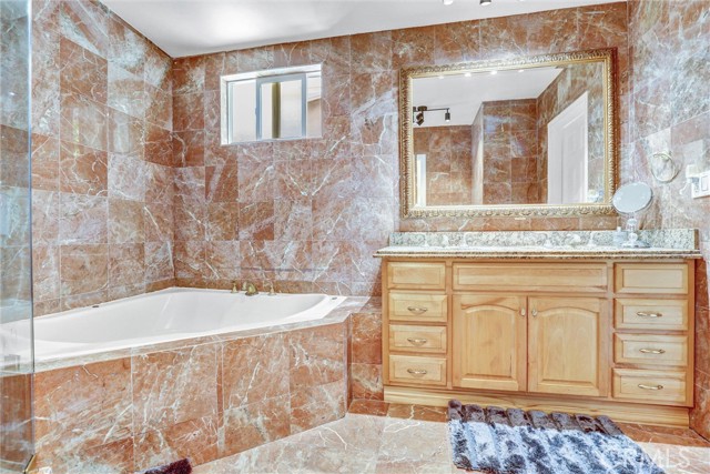5115 Boda Pl, Woodland Hills CA: https://media.crmls.org/medias/edc8c0e3-df6a-4906-9408-60f7920f9689.jpg