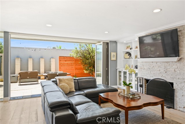 4062 Aladdin Drive, Huntington Beach CA: https://media.crmls.org/medias/edcd3d45-2e06-4f7e-ae75-b0ed080542c2.jpg