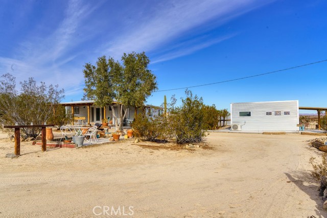 Detail Gallery Image 2 of 37 For 2653 Meldora, Twentynine Palms,  CA 92277 - 3 Beds | 3 Baths