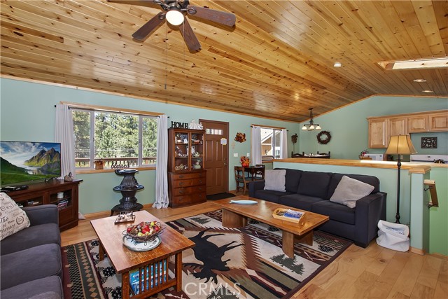 Detail Gallery Image 4 of 26 For 33653 Green Valley Ln, Green Valley Lake,  CA 92341 - 1 Beds | 1 Baths