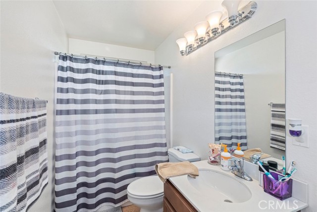 Detail Gallery Image 16 of 35 For 14193 Fresian, Apple Valley,  CA 92307 - 4 Beds | 3 Baths