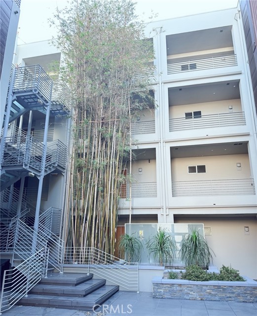 Detail Gallery Image 3 of 26 For 1411 N Detroit St #402,  Los Angeles,  CA 90046 - 3 Beds | 2/1 Baths