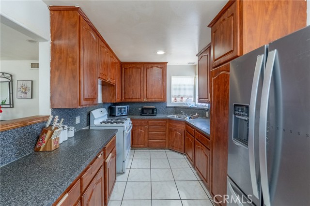 Detail Gallery Image 5 of 33 For 16131 Colina St, Victorville,  CA 92395 - 3 Beds | 2 Baths