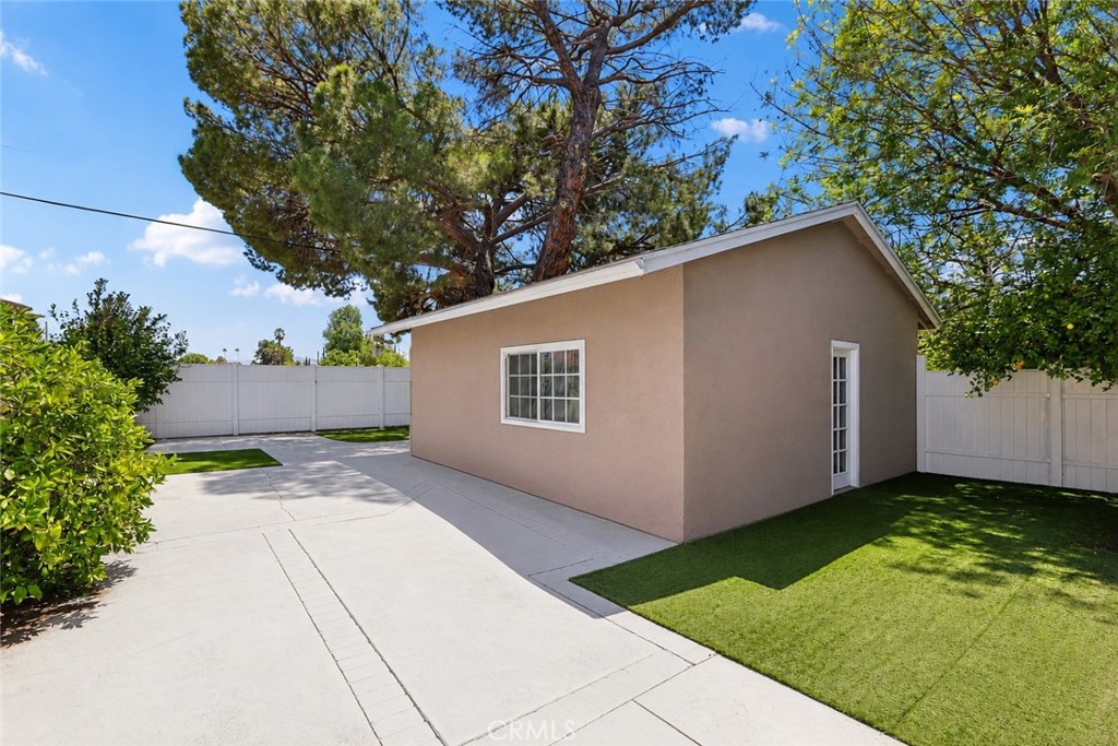 https://media.crmls.org/medias/ede0ff58-33b7-4f64-b1b3-3e40a581fe02.jpg?preset=X-Large