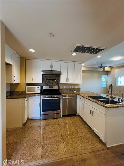 Detail Gallery Image 7 of 19 For 16754 Pacific Coast Hwy #B,  Sunset Beach,  CA 90742 - 3 Beds | 3 Baths