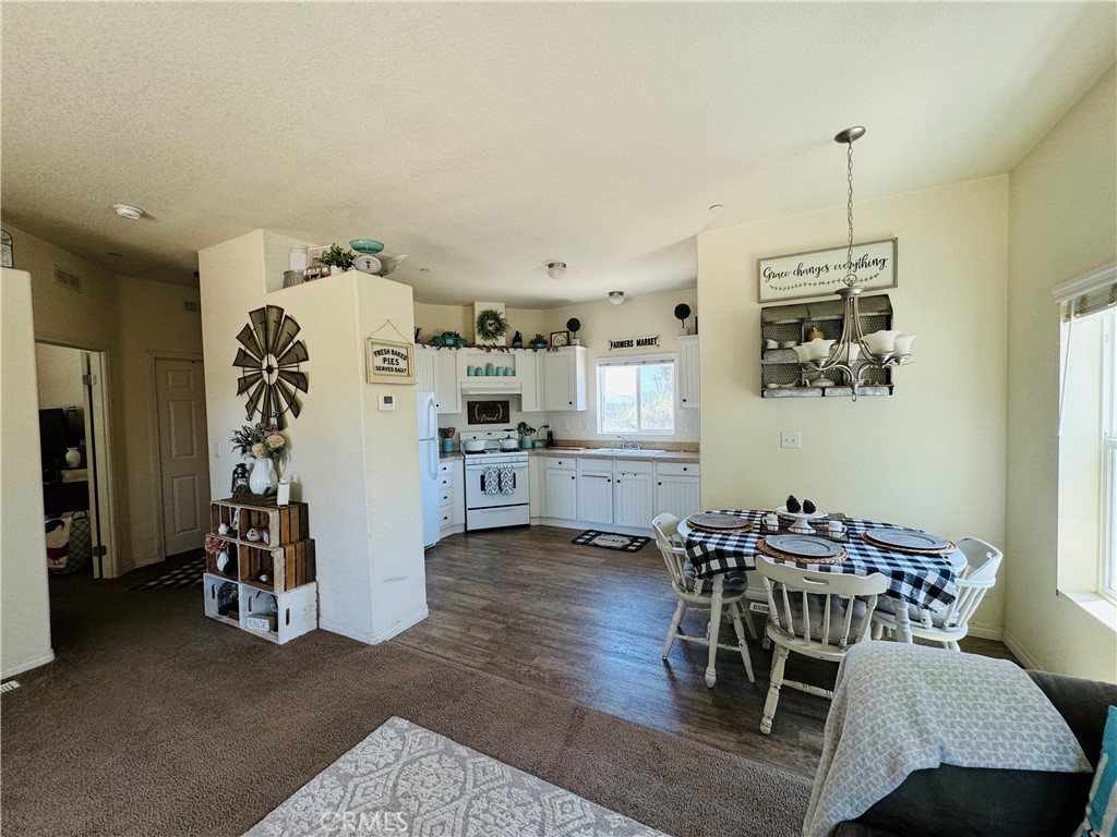 https://media.crmls.org/medias/ede335cb-74a0-4088-b195-604ec20d2fc0.jpg?preset=X-Large