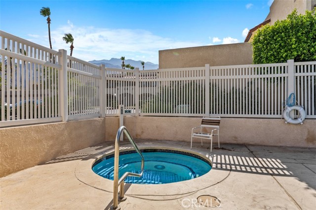 200 E Racquet Club Rd, Palm Springs CA: https://media.crmls.org/medias/ede3e504-e0f8-4028-b7e7-81fc01eb456b.jpg