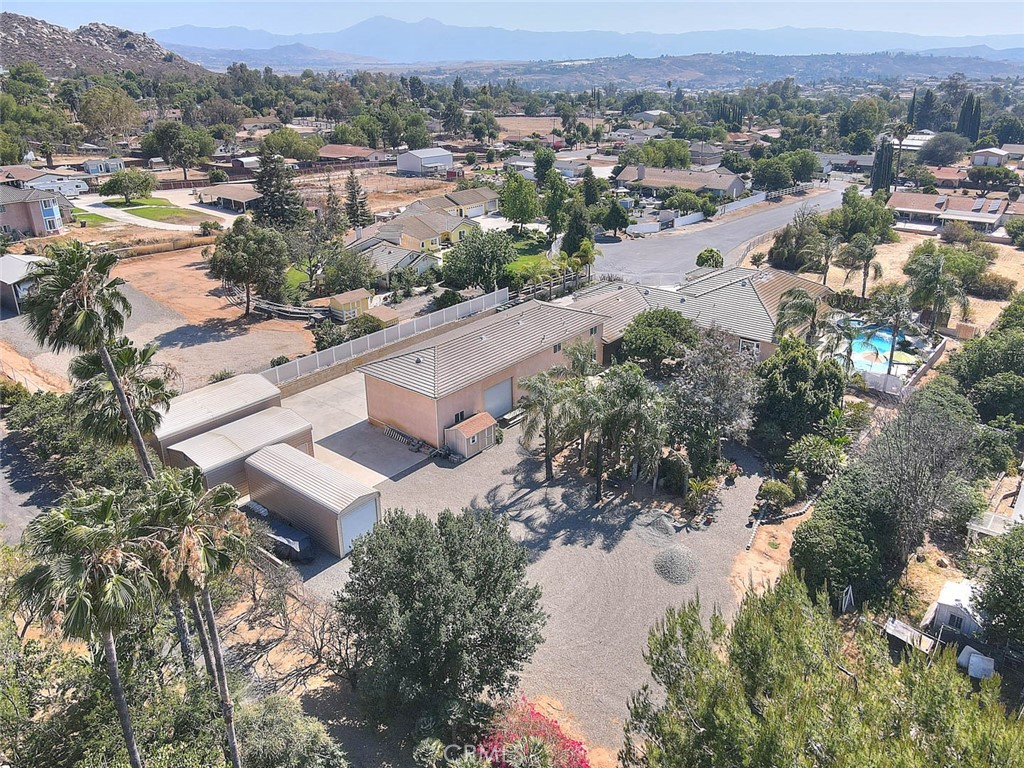 https://media.crmls.org/medias/ede6c2d7-b655-4f96-b5f8-91a12cbd6c0b.jpg?preset=X-Large