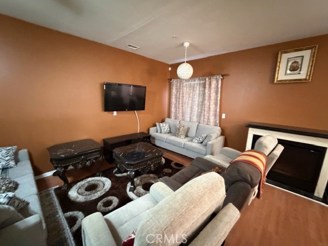 Detail Gallery Image 9 of 9 For 9300 Burnet #122,  North Hills,  CA 91343 - 4 Beds | 2/1 Baths