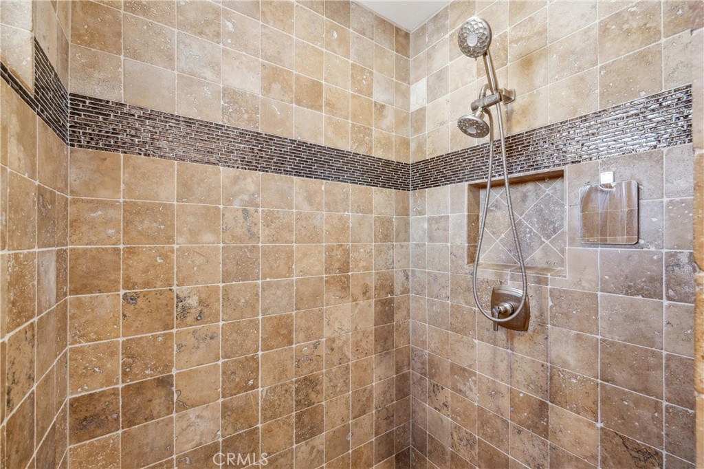 https://media.crmls.org/medias/ede98166-c85f-4fb5-b1d9-ca000b819f64.jpg?preset=X-Large