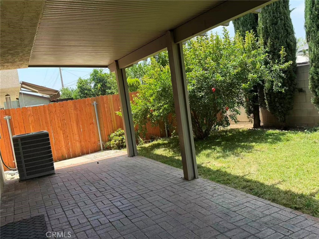 https://media.crmls.org/medias/edeb1e04-0f27-46cb-9cec-fe35ded9d52b.jpg?preset=X-Large