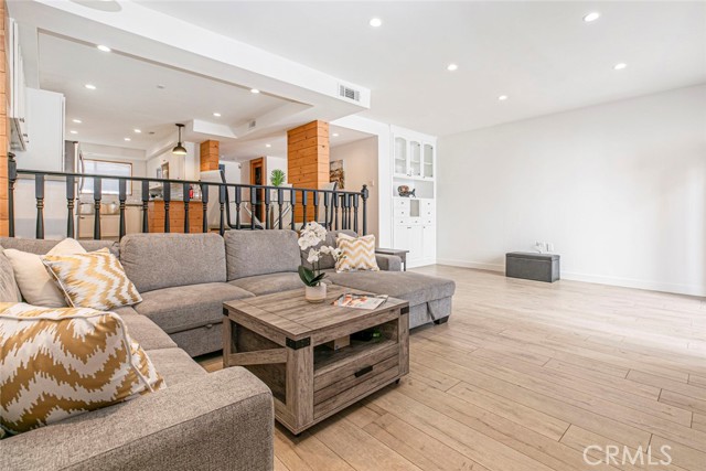 11911 Magnolia Boulevard, Valley Village CA: https://media.crmls.org/medias/edebda65-4568-4132-aa90-8f31b3e1cfee.jpg