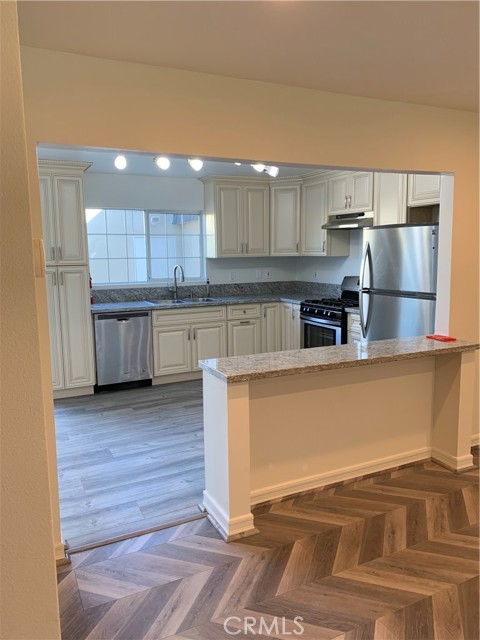 Detail Gallery Image 2 of 24 For 19234 Hamlin, Reseda,  CA 91335 - 3 Beds | 2 Baths