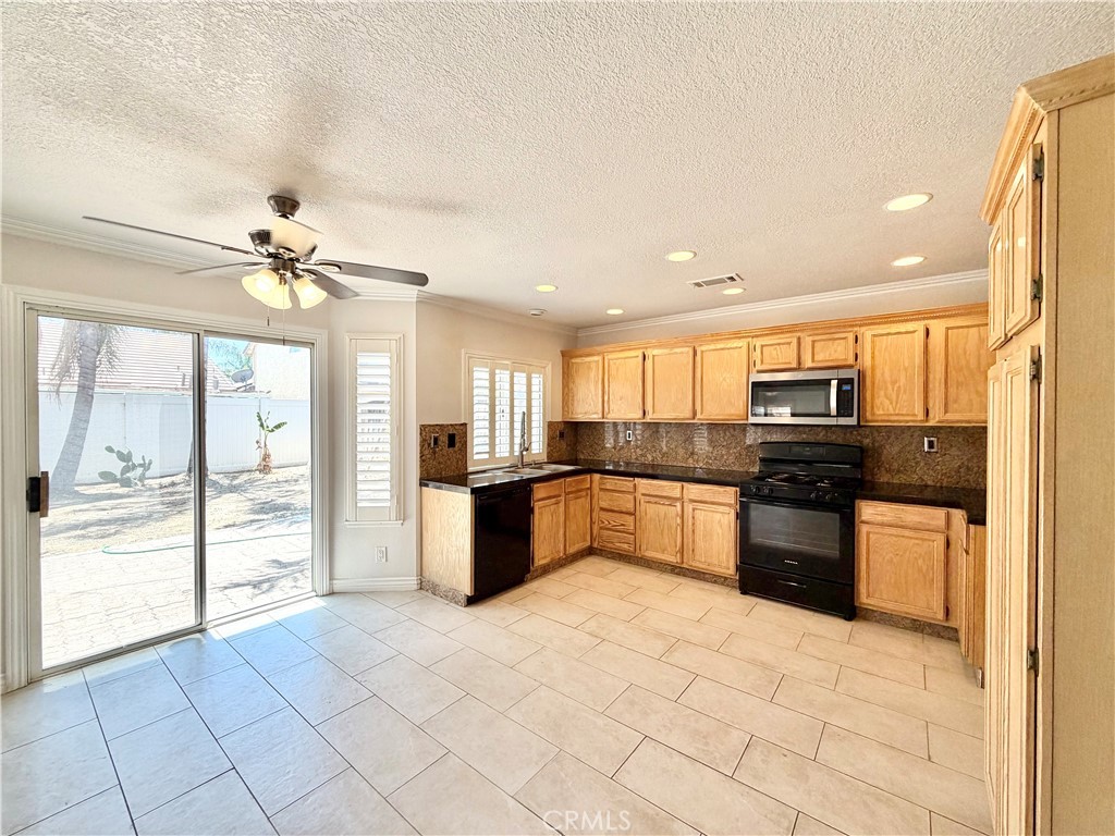 https://media.crmls.org/medias/edee4e8a-2d94-4d18-9a8b-d54f6f84bdd0.jpg?preset=X-Large