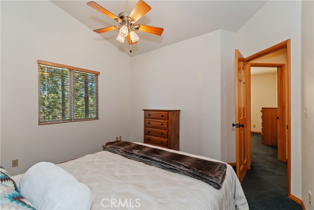 379 Fawntrail Place, Big Bear Lake CA: https://media.crmls.org/medias/edef8d2d-20f0-4cfe-a6be-faccecb5c504.jpg