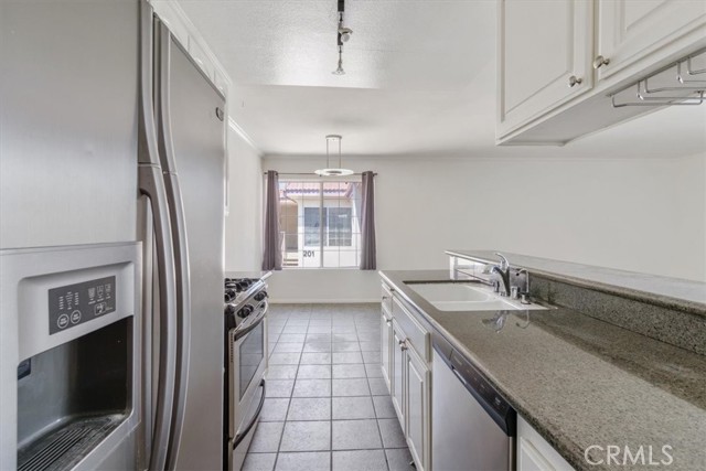 Detail Gallery Image 7 of 21 For 18640 Collins St #220,  Tarzana,  CA 91356 - 2 Beds | 2 Baths