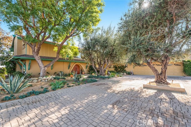 Detail Gallery Image 3 of 36 For 24971 Kit Carson Rd, Hidden Hills,  CA 91302 - 6 Beds | 3/1 Baths