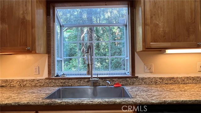 24861 Finhaut Drive, Crestline CA: https://media.crmls.org/medias/edf66778-17af-4d84-867a-8b9653014a41.jpg