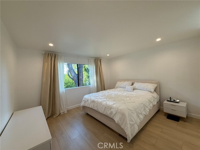 Detail Gallery Image 19 of 27 For 22139 Burbank, Woodland Hills,  CA 91367 - 2 Beds | 2 Baths