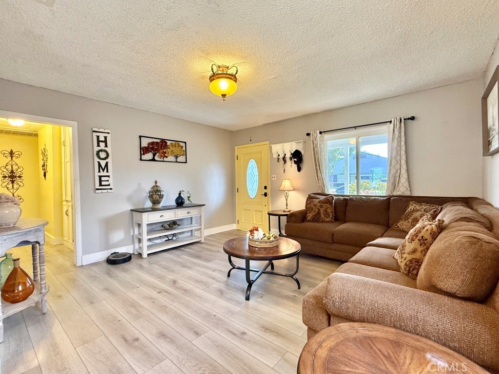 https://media.crmls.org/medias/edf7a9aa-ddba-4a43-896e-24b1ba59c987.jpg?preset=X-Large