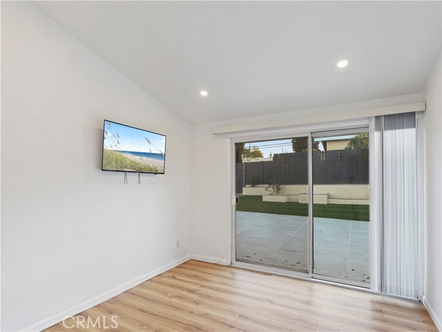 Detail Gallery Image 6 of 22 For 20324 Oxnard St, Woodland Hills,  CA 91367 - 6 Beds | 3 Baths