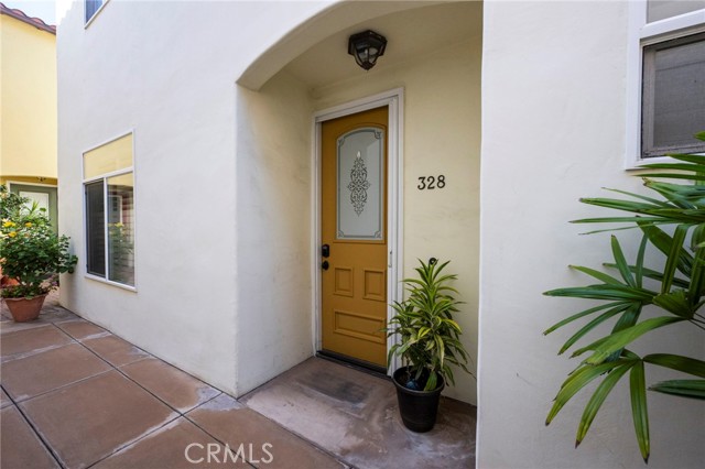 Detail Gallery Image 2 of 8 For 328 5th, Huntington Beach,  CA 92648 - 2 Beds | 2/1 Baths