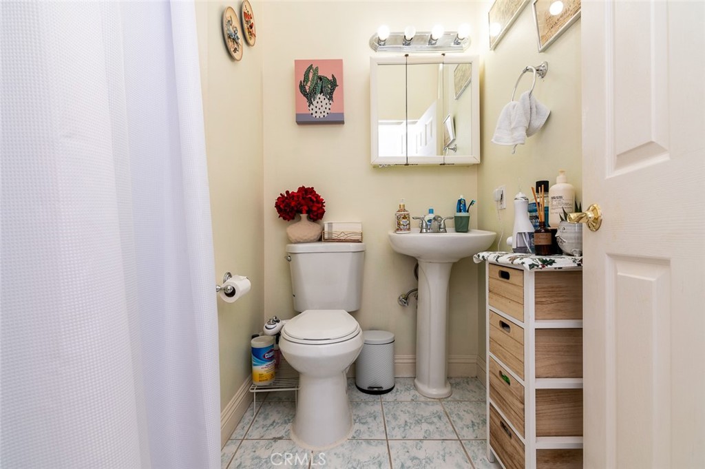 https://media.crmls.org/medias/edfd540a-5107-4766-a096-52a0e784ea0d.jpg?preset=X-Large