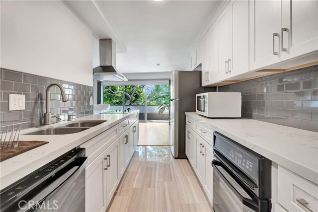 8710 Delgany Avenue, Playa del Rey CA: https://media.crmls.org/medias/edfe44b8-b02d-477b-b4eb-26ae471a568d.jpg