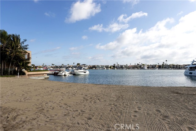 2681 Crestview Drive, Newport Beach CA: https://media.crmls.org/medias/ee03c608-3b48-4e52-9492-e18b37e0a676.jpg