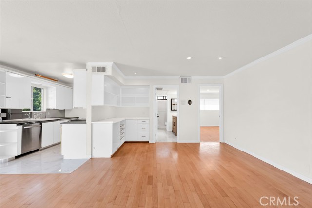 Image 11 of 31 For 532 Rossmore Avenue 411