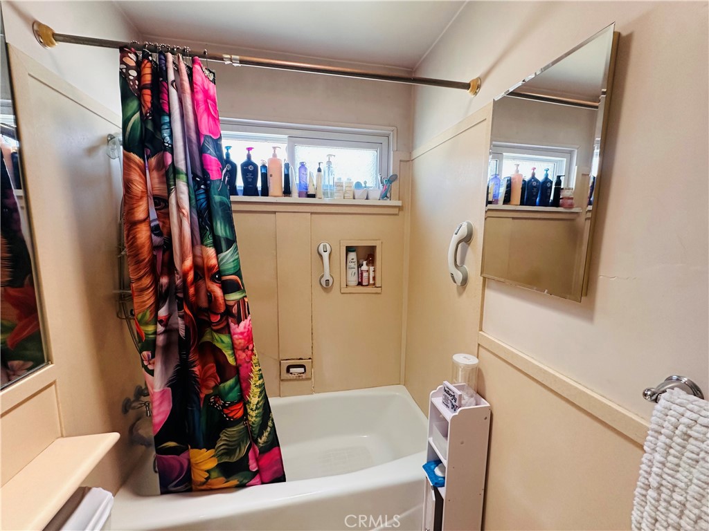 https://media.crmls.org/medias/ee0c6128-684a-4484-8929-1a4028a03c06.jpg?preset=X-Large