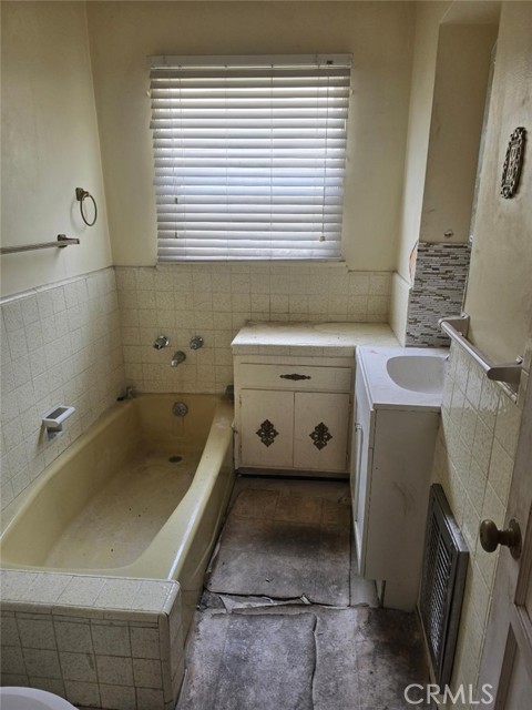 7710 S Halldale Avenue, Los Angeles CA: https://media.crmls.org/medias/ee0c6244-7bdf-4099-bad5-e542bcc8d4d1.jpg