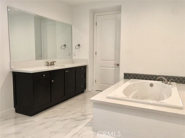 11716 N Manchester Way, Porter Ranch CA: https://media.crmls.org/medias/ee0e9ffc-4472-4f57-ac03-c1accd1ae959.jpg