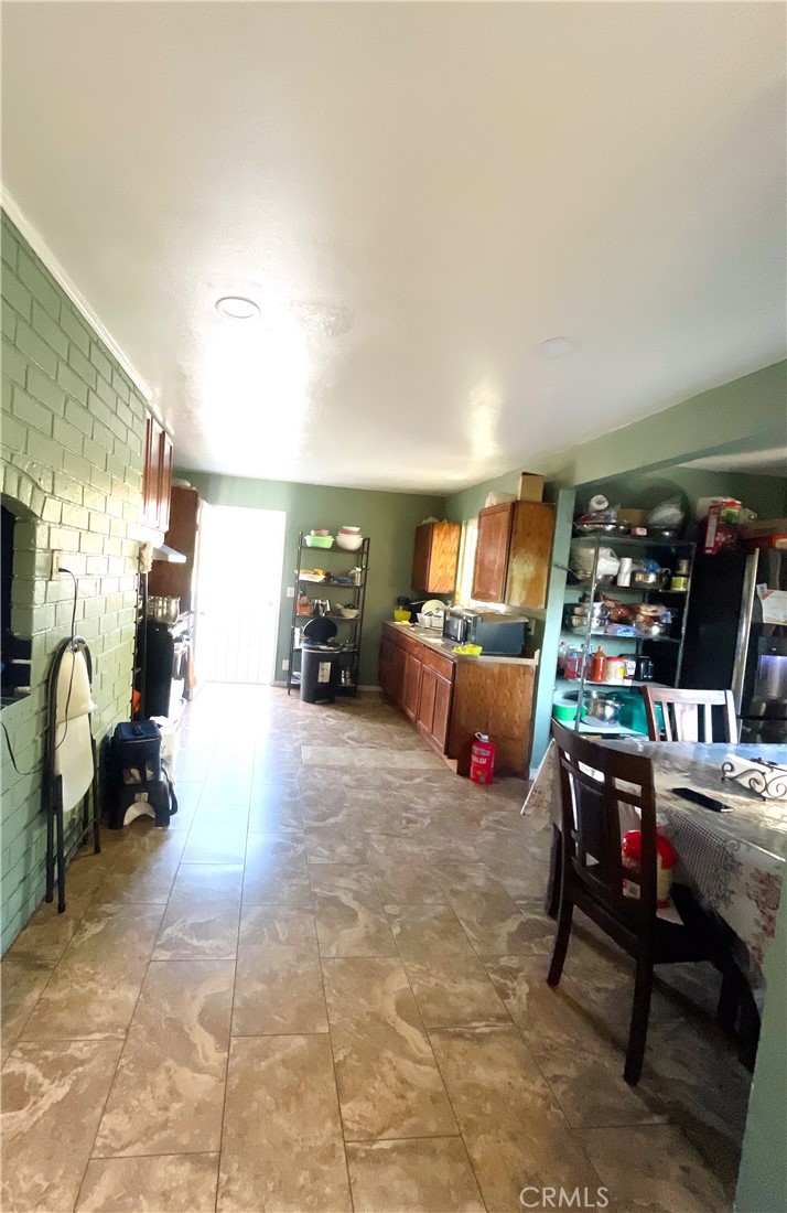https://media.crmls.org/medias/ee0f2216-03fd-4464-ab68-aa6252d1d670.jpg?preset=X-Large