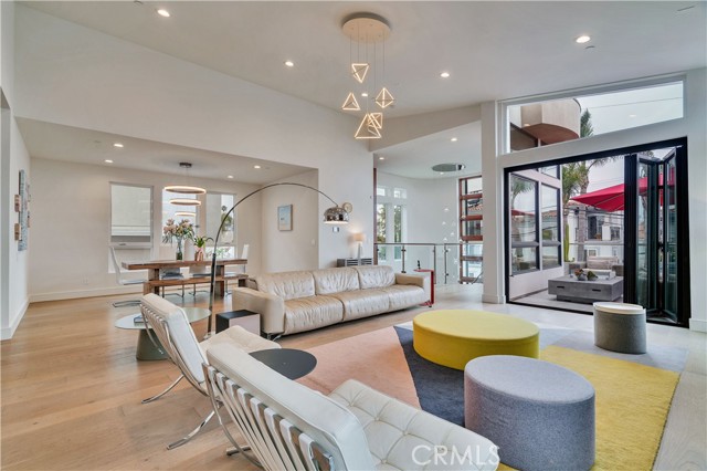 719 1st Place, Hermosa Beach CA: https://media.crmls.org/medias/ee106df0-de85-4e43-a290-61740234d456.jpg