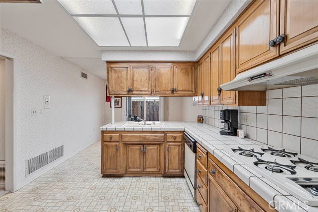 Detail Gallery Image 5 of 34 For 26838 -C Avenue of the Oaks #C,  Newhall,  CA 91321 - 2 Beds | 2 Baths