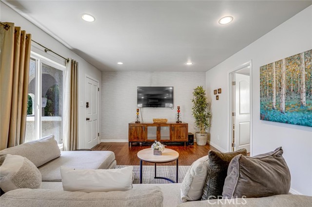 Detail Gallery Image 5 of 38 For 1301 S Hudson Ave, Los Angeles,  CA 90019 - 2 Beds | 2 Baths